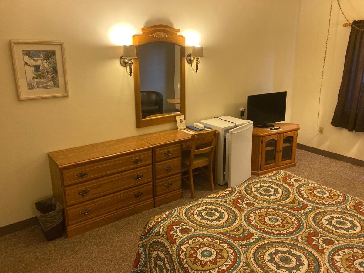Landmark Motel Clintonville Экстерьер фото