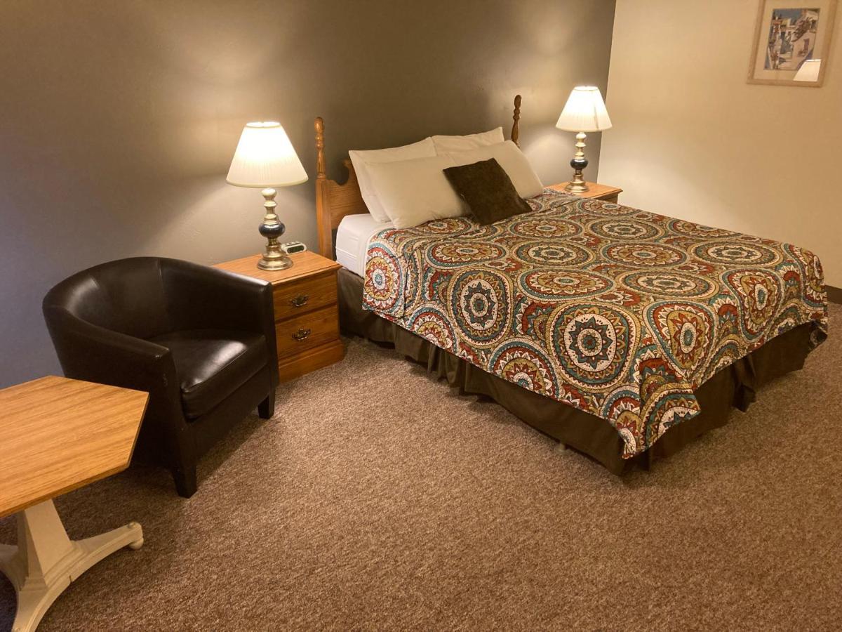 Landmark Motel Clintonville Экстерьер фото