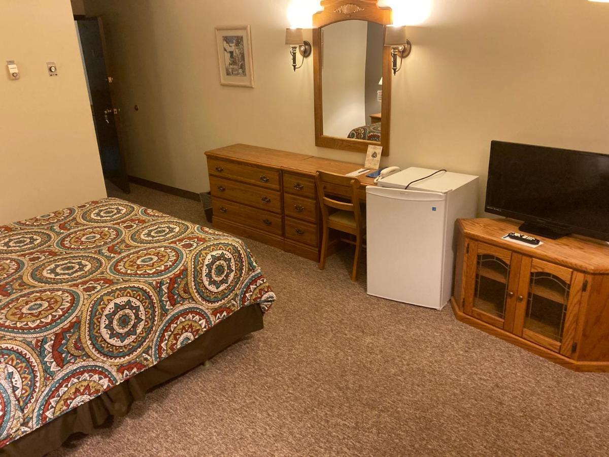 Landmark Motel Clintonville Экстерьер фото