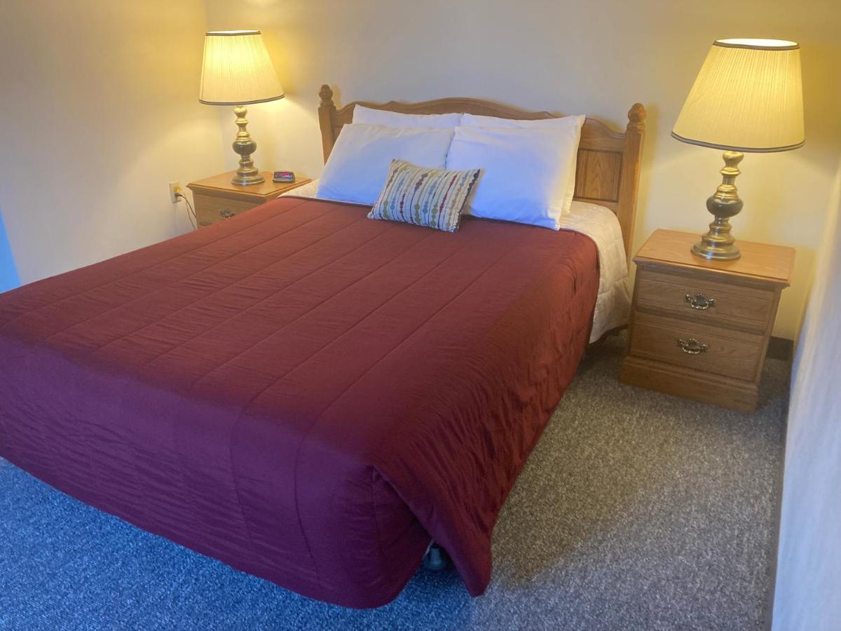 Landmark Motel Clintonville Экстерьер фото